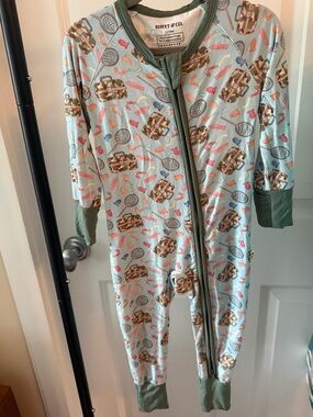 Rhett & Co. Bamboo Zippy “Snacklebox” print. Size 12-18M. Convertible feet.